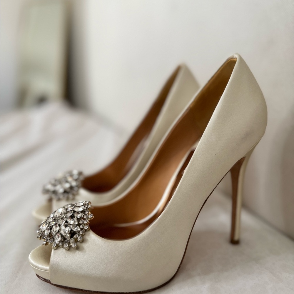 Badgley Mischka Jeannie Ivory Heels with Sparkling Embellishment size 5.5